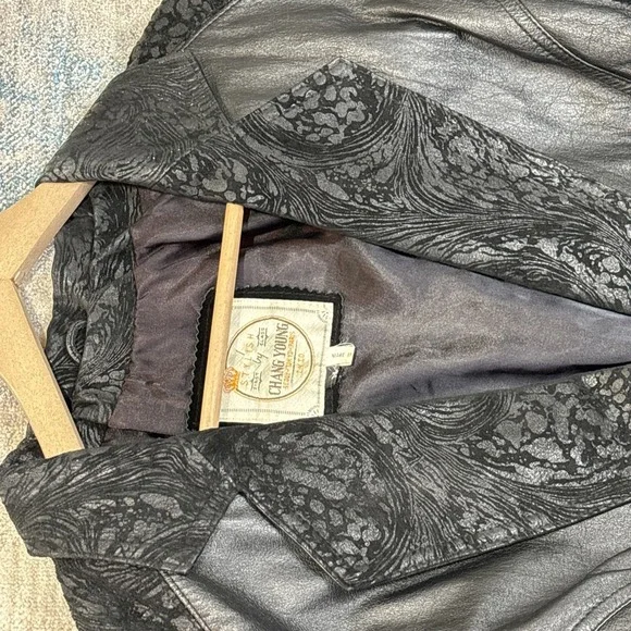 Vintage 80s Cropped Cowhide Leather Jacket Embossed Black Whimsy Goth M - Picture 5 of 16